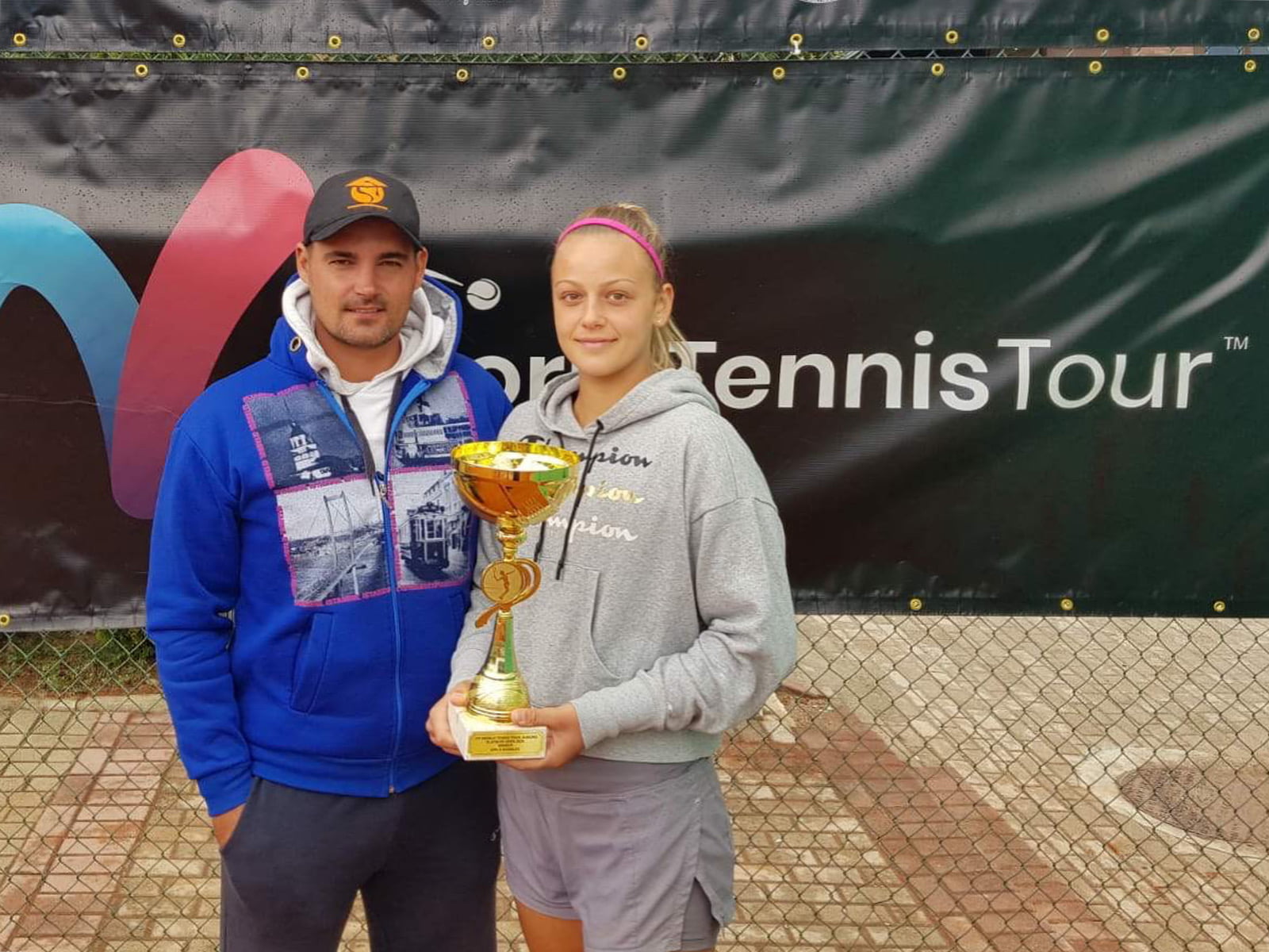 Na fotografiji su Emilija Zdravković (TAŽ) i Marko Janković (trener Teniske akademije Živković) na Zlatiboru sa šampionskom titulom u dublu.