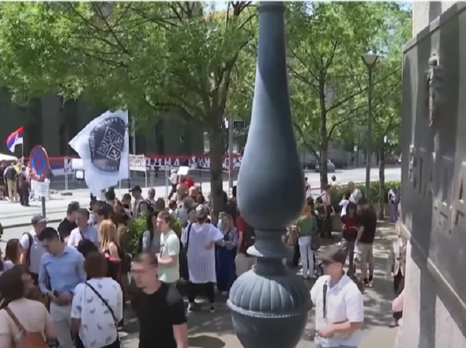 Šesti dan protesta neformalne grupe zaposlenih na univerzitetu ispred Vlade Srbije