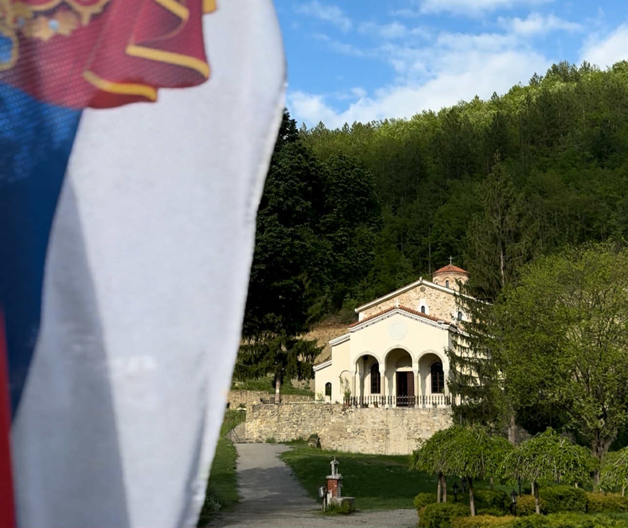 U ovom manastiru su čudne ikone (VIDEO+FOTO)