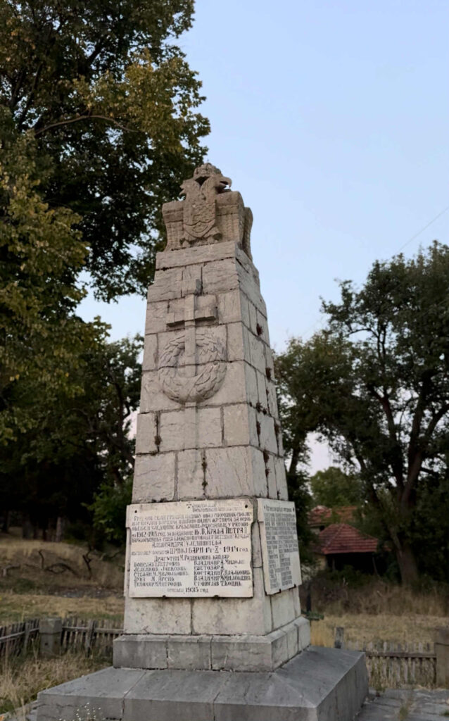 Spomenik u selu, a ispod njega je kosturnica, foto: Niške novine